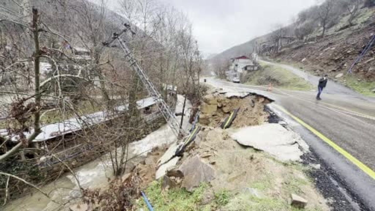 Osmaniye'de sağanak sonrası yolda göçük; Aşağı Karderesi Köyü elektriksiz kaldı