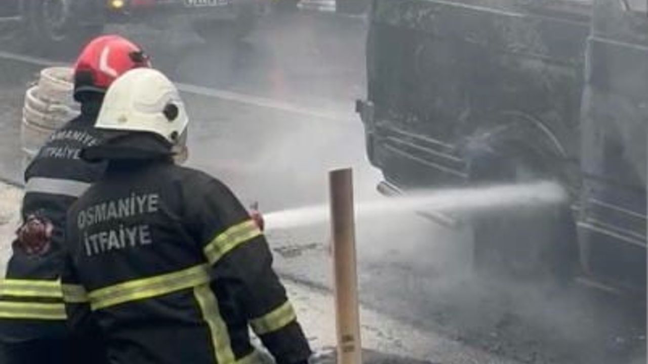 Osmaniye'de tarım işçilerini taşıyan minibüste yangın: itfaiye müdahalesinde patlama