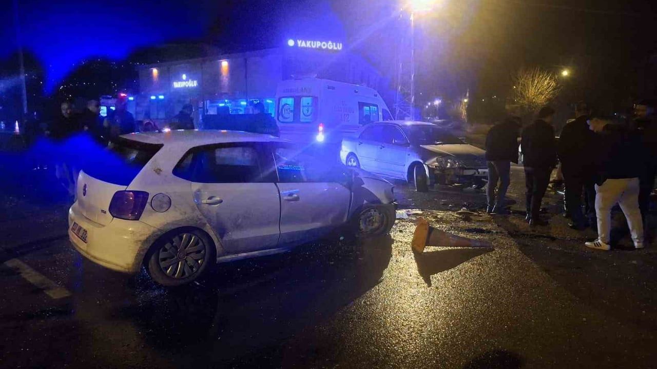 Osmaniye Düziçi'de İki Otomobil Çarpıştı: 2 Yaralı