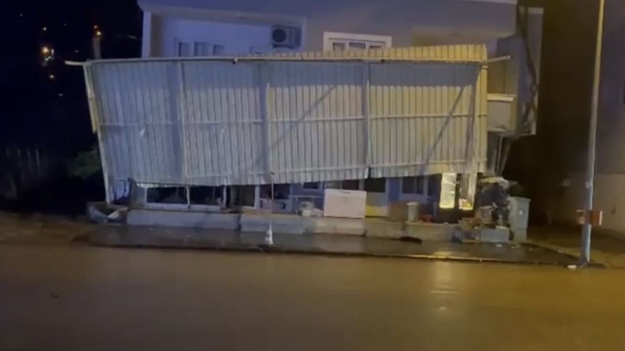 Osmaniye Düziçi'de Sundurma Çatısı Şiddetli Rüzgarla Yerinden Koptu, Belediye Kontrollü Yıktı