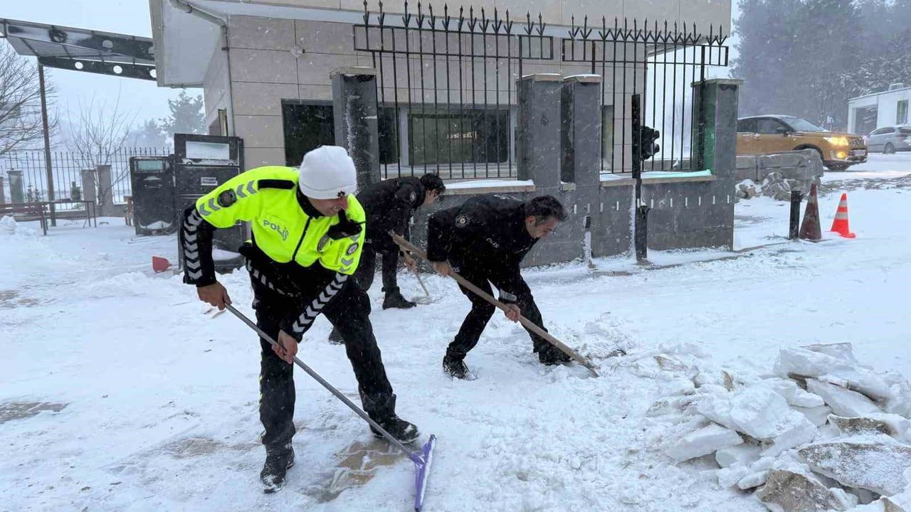 Osmaniye Hasanbeyli'de polisler karı kürekle temizleyerek kamu girişlerini açtı