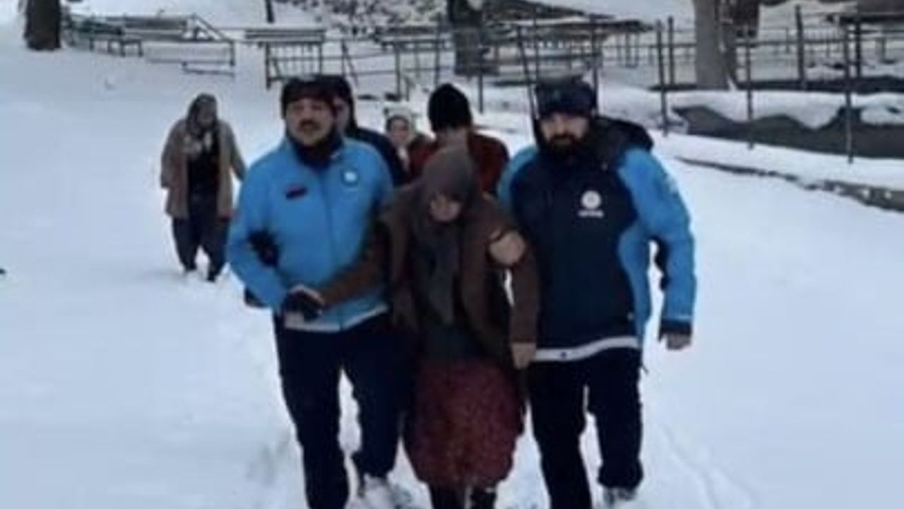 Osmaniye'nin Bekdemir (Kirazlı Mahallesi) köyünde UMKE 2 hastayı kar engelini aşarak hastaneye ulaştırdı