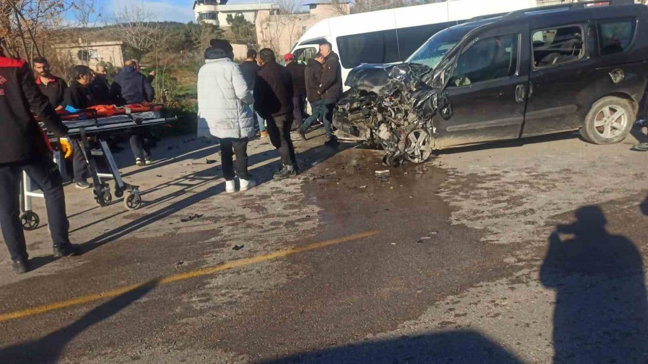 Osmaniye Toprakkale yolunda işçi servis minibüsü ile hafif ticari aracın çarpışması: 7 yaralı