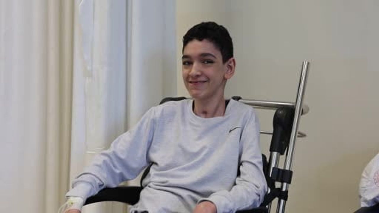 Otoimmün miyelit tanılı 14 yaşındaki Aziz Enül, Elazığ'daki tedaviyle destekli yürümeye başladı