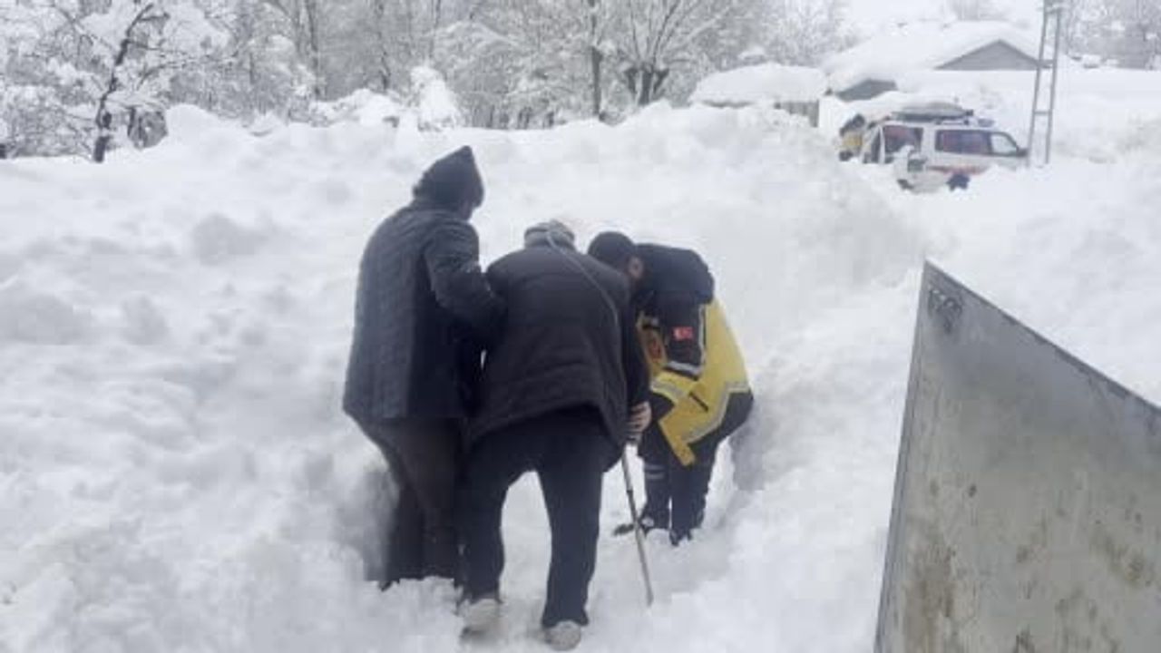 Ovacık'ta 145 cm'i aşan karda 87 yaşındaki hastaya 112 ekiplerinin iki saatlik müdahalesiyle ulaşıldı