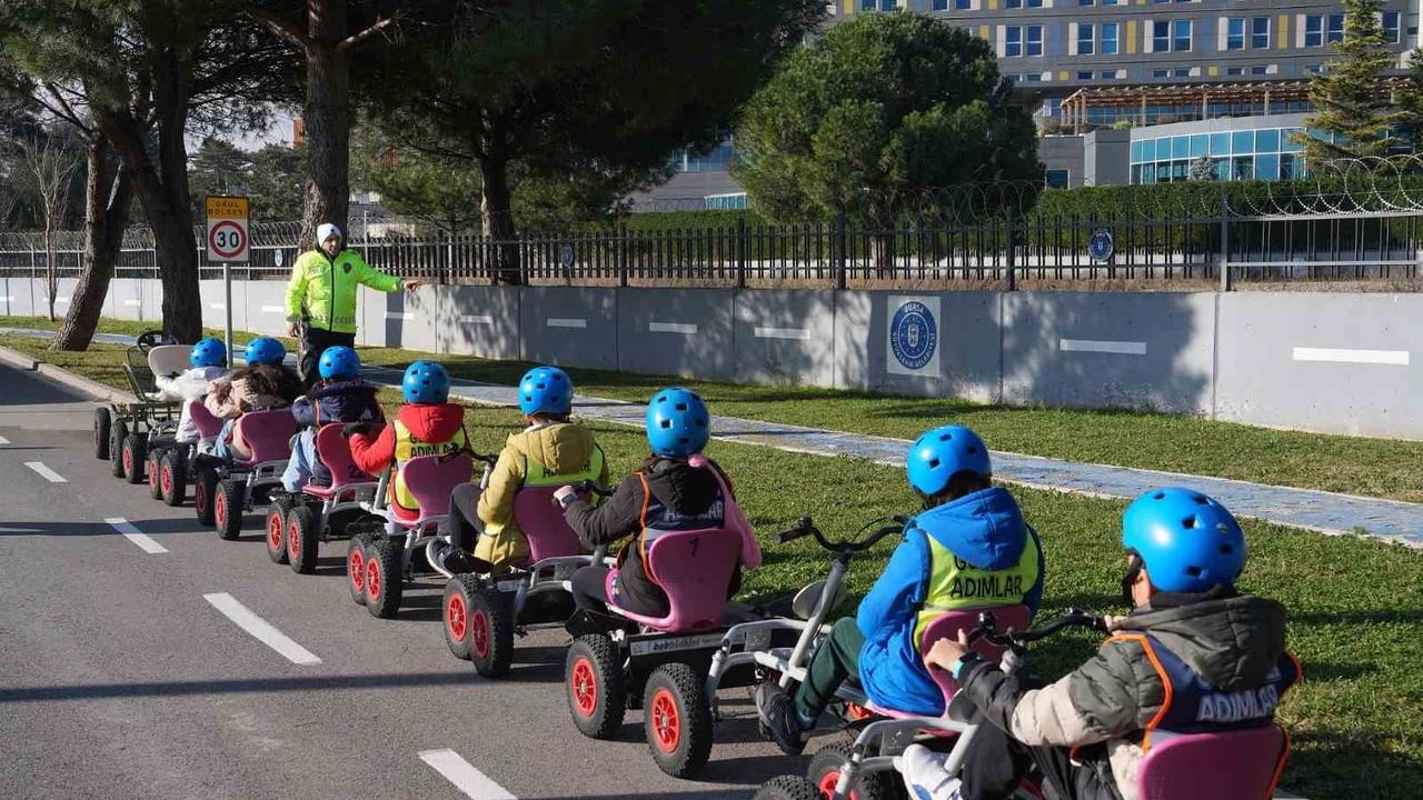 Oyak Renault’un 'Güvenli Adımlar' Projesi: Erken Yaşta Trafik ve Dijital Güvenlik Eğitimi