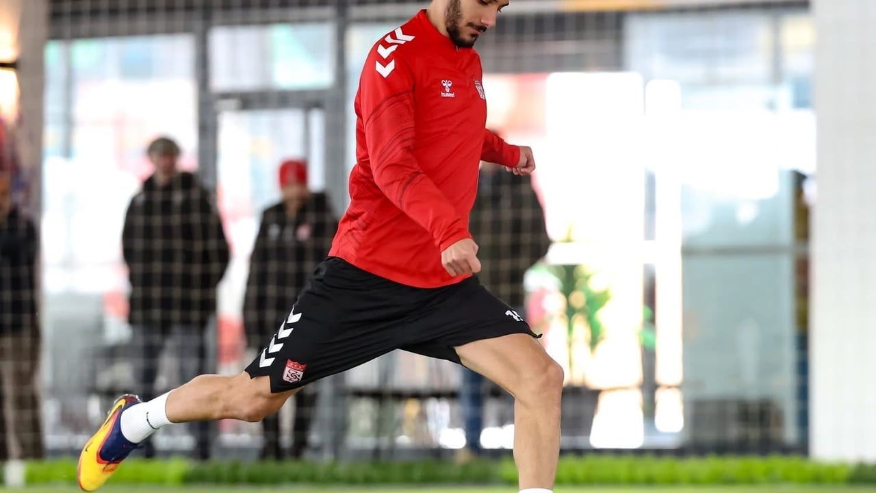 Özbelsan Sivasspor, yoğun kar nedeniyle Uğur Çiftçi Spor Kompleksi'nde kapalı sahada çalıştı