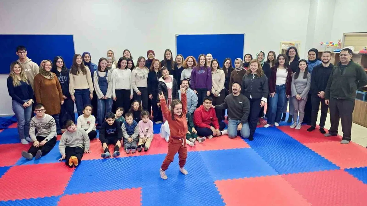 Özel eğitim öğrencileri BŞEÜ'de 'Oyunla, Sevgiyle, Birlikte' etkinliğinde oyunla öğrenme deneyimi yaşadı
