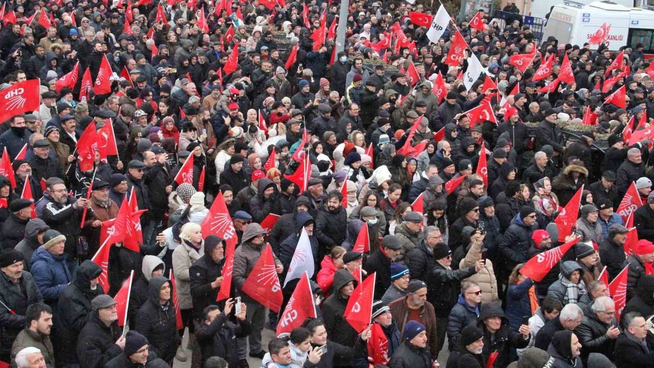 Özgür Özel Çankırı mitinginde: "Trump’ın düzeni dünya düzeni olamaz" ve ekonomik eleştiriler