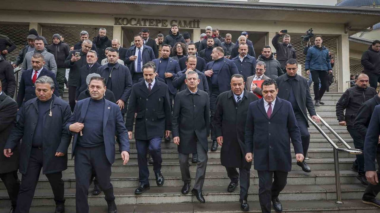 Özgür Özel: Ülkenin ana gündemi emeklinin sesi olmalıdır