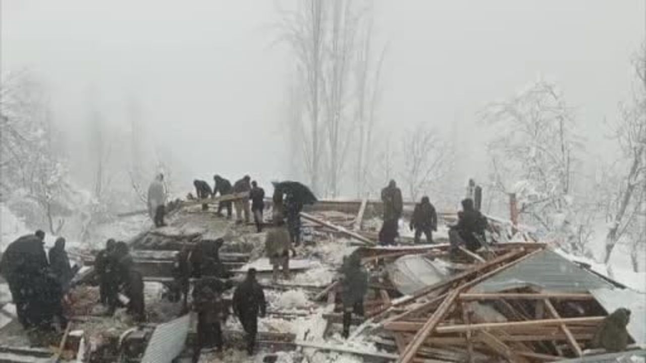 Pakistan’da şiddetli kar yağışı yaşamı vurdu: Chitral’de çığ 9 can aldı, Belucistan’da 2 ölü