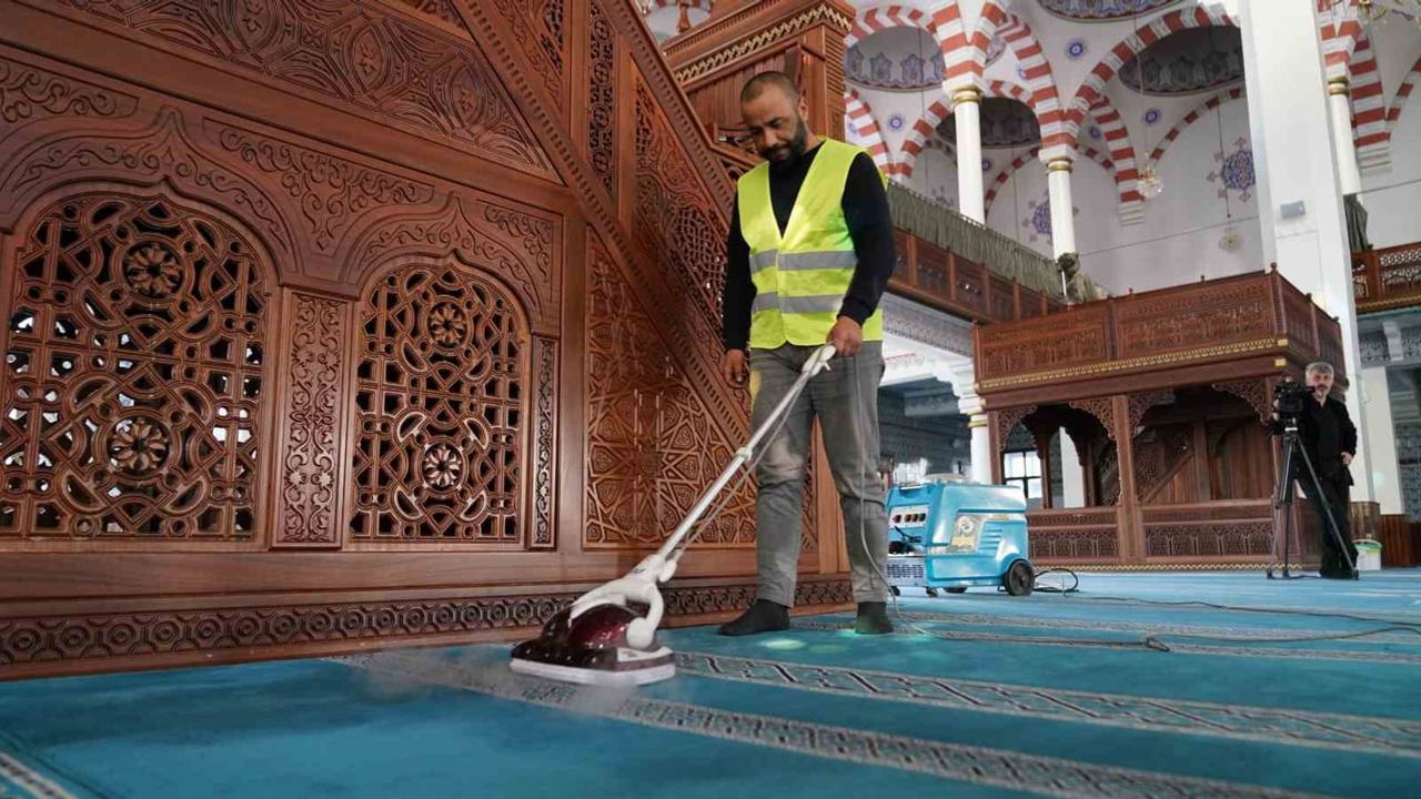 Palandöken'de camiler Ramazan'a hazırlanıyor: 86 camiden 72'sinde temizlik tamam