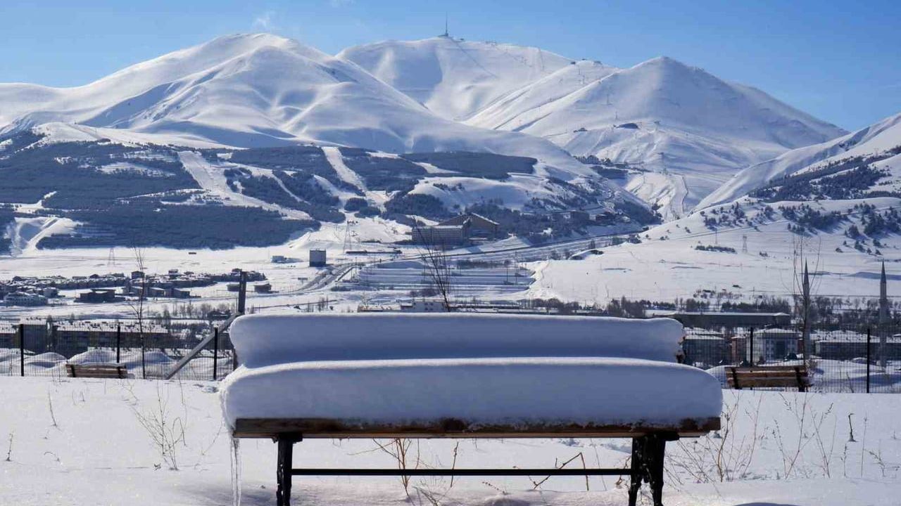 Palandöken'de kar kalınlığı 2 metreyi aştı: Meteoroloji ölçümleri paylaşıldı