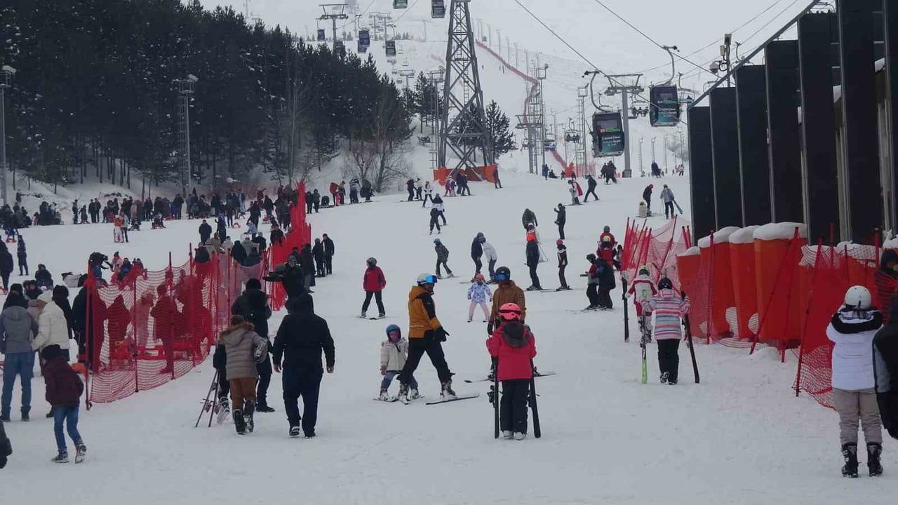 Palandöken Kayak Merkezi'nde Yarıyıl Tatili Yoğunluğu: Otel Dolulukları %90'a Ulaştı