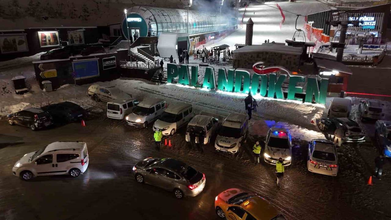 Palandöken Kayak Merkezi'nde yılbaşı güvenlik önlemleri: Jandarma ve polis denetimleri gece boyu sürdü