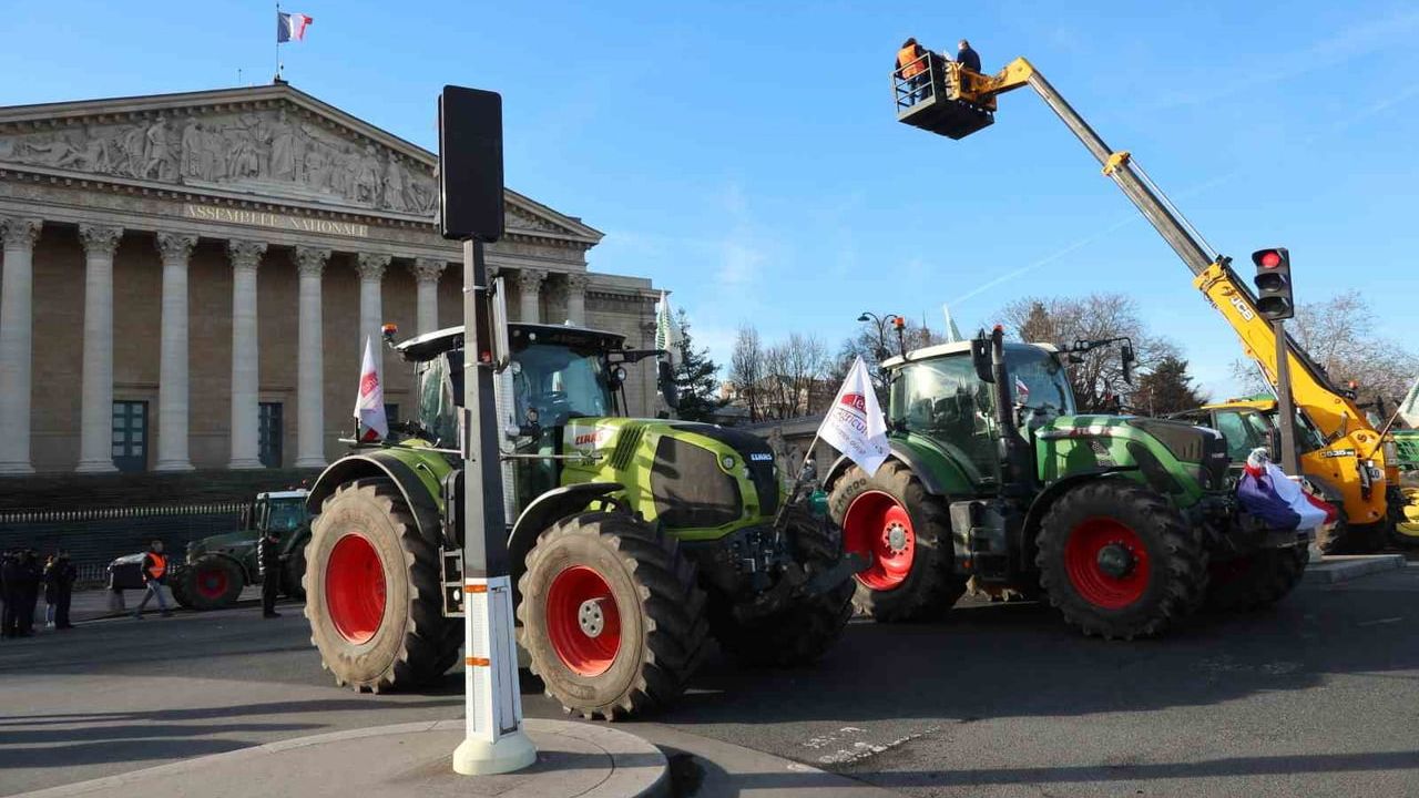 Paris’te 350'den fazla traktörle protesto: Fransız çiftçiler AB-Mercosur anlaşmasını eleştiriyor