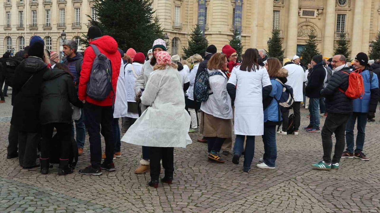Paris'te aile hekimleri 10 günlük grevle 2026 Sosyal Güvenlik Finansman Yasası'nı protesto etti