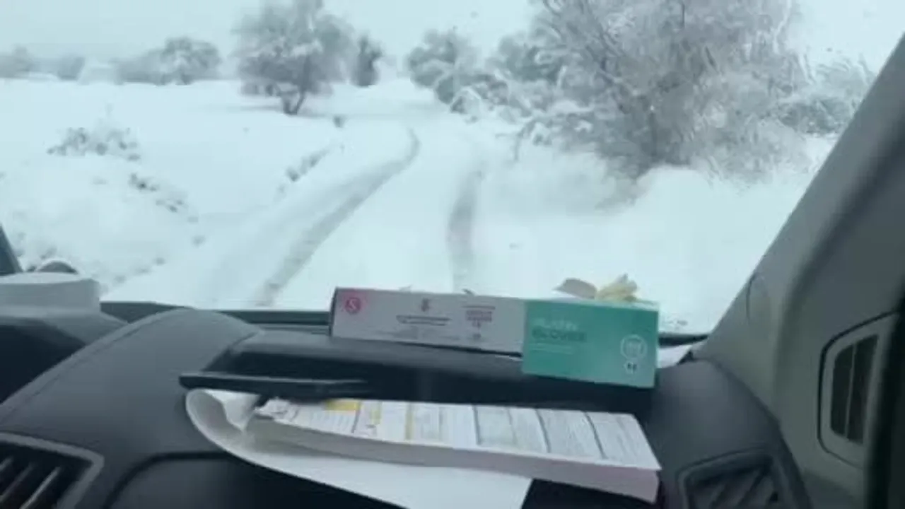 Paşacık Köyünde Kar Engelleri Aşılarak 71 Yaşındaki Hasta Sağlık Ekiplerine Ulaştırıldı