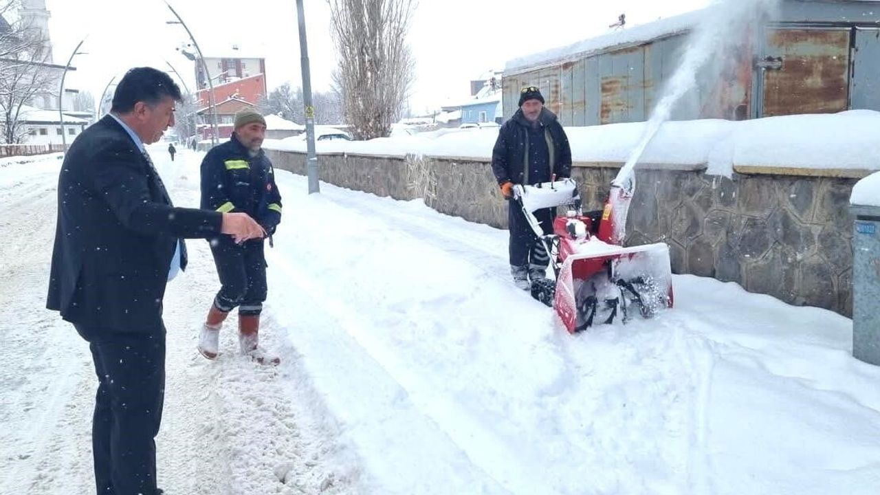 Pasinler'de karla mücadele aralıksız sürüyor — 72 mahallede kar temizleme ve tuzlama