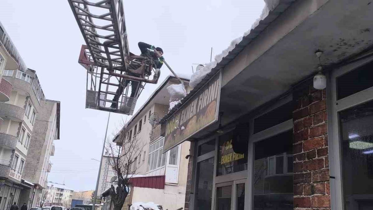 Patnos'ta çatılardaki buz sarkıtları ve kar kütlelerine karşı uyarı