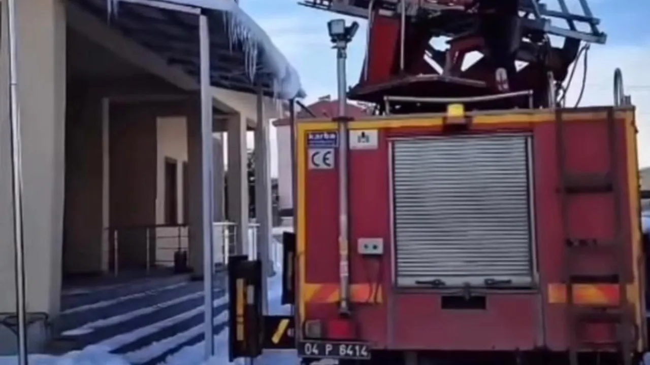 Patnos’ta itfaiye ekipleri buz sarkıtlarına karşı güvenlik odaklı temizlik çalışması