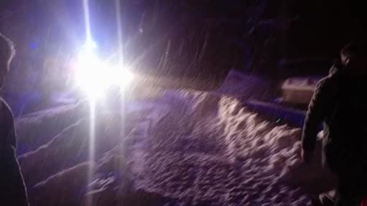 Patnos'ta kapalı köy yolu açıldı, 72 yaşındaki hasta hastaneye ulaştırıldı