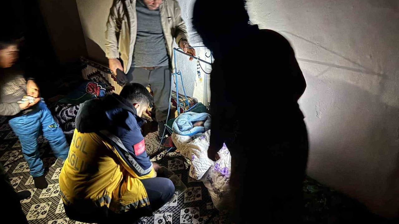 Patnos'ta kar engeline rağmen 40 günlük bebek paletli ambulansla hastaneye ulaştırıldı