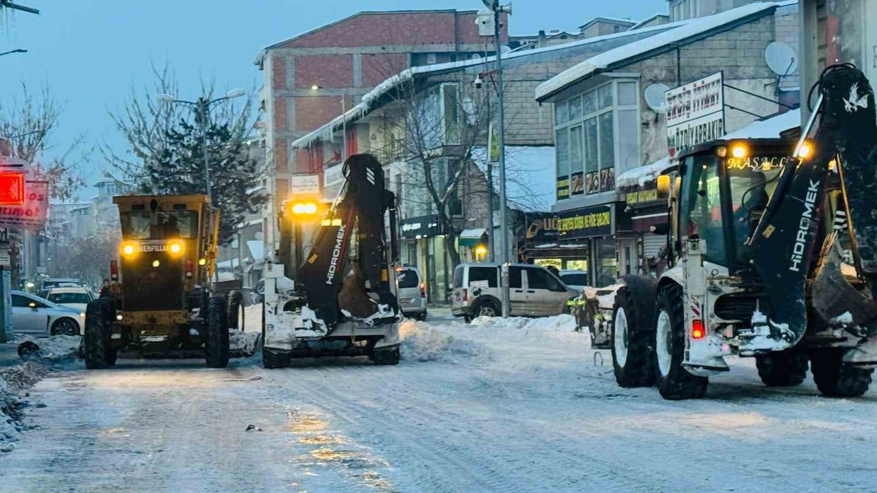 Patnos’ta kar yağışının ardından belediye kar temizleme seferberliği