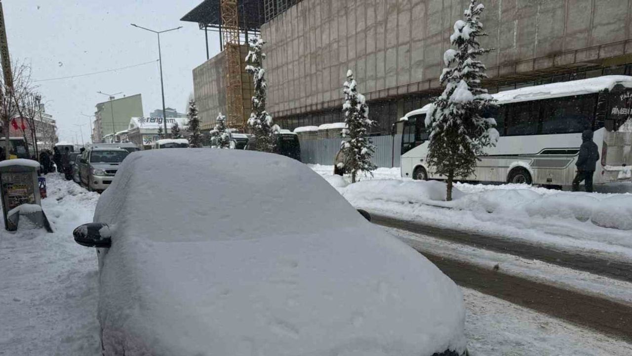 Patnos'ta kar yeniden etkisini gösterdi, ekipler ulaşım için çalışıyor