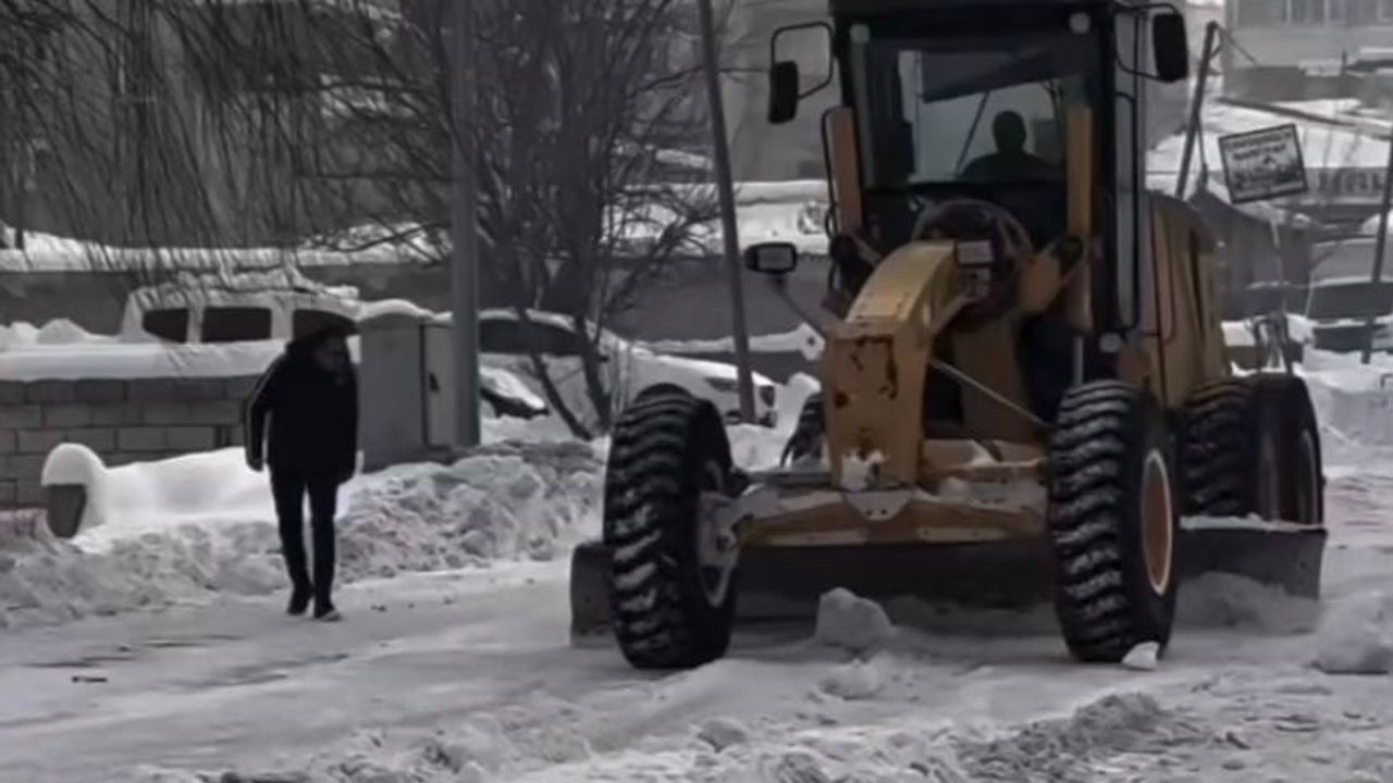 Patnos’ta karla mücadele devam ediyor: Kaymakamlık ve Belediye iş birliğiyle yollar açılıyor