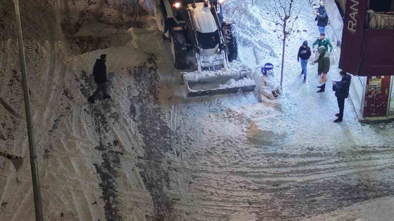 Patnos’ta üç gündür etkili olan yoğun karla mücadele aralıksız sürüyor