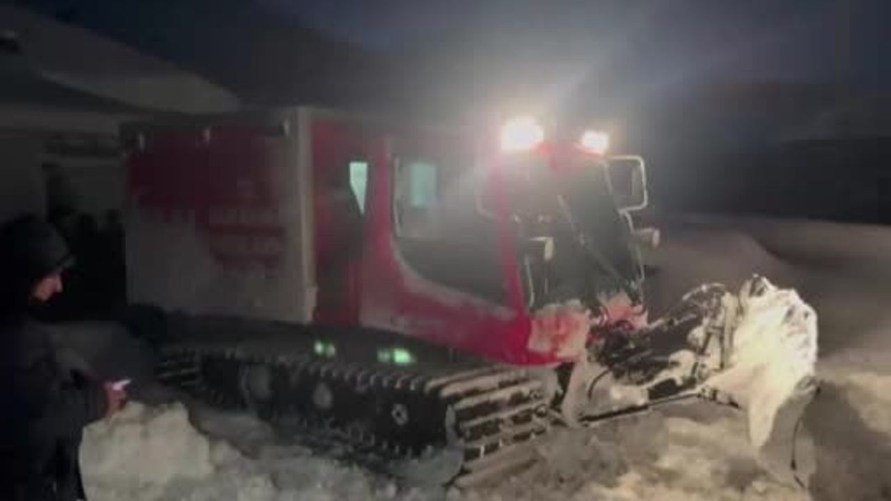 Patnos’ta yoğun kar altında 40 günlük bebek paletli ambulansla kurtarıldı