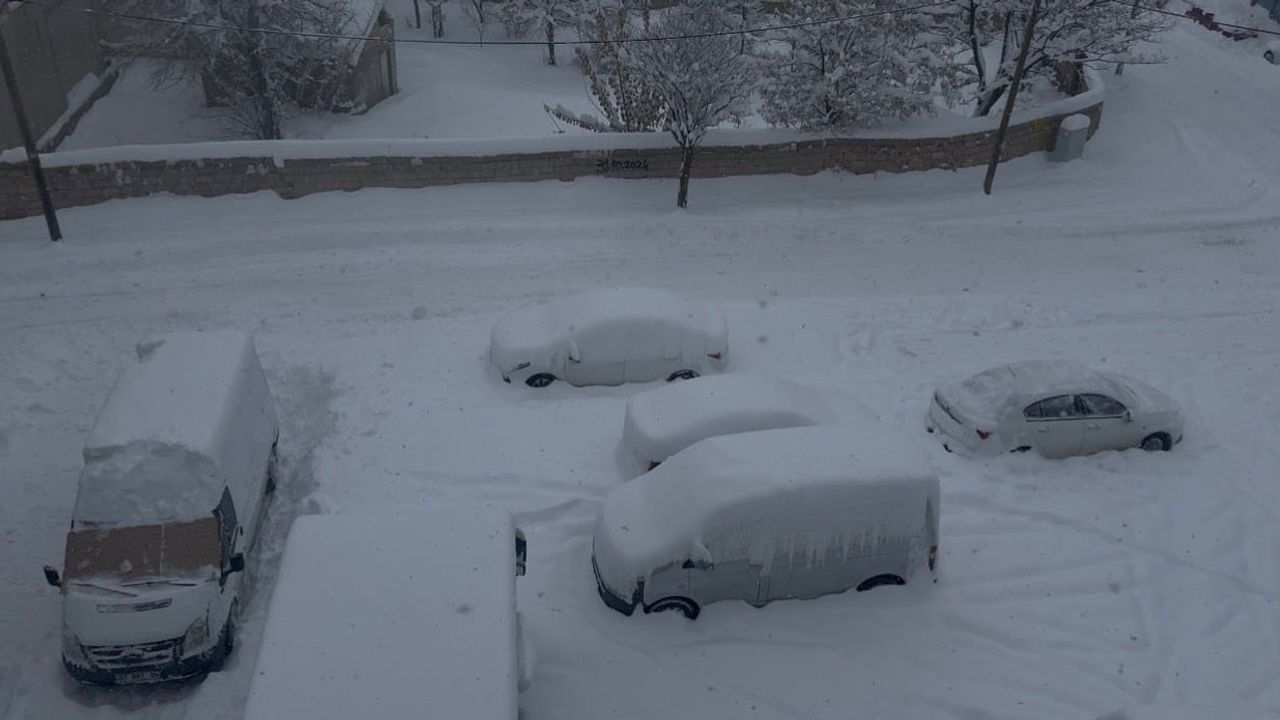 Patnos'ta Yoğun Kar Yağışı Günlük Yaşamı Etkiledi