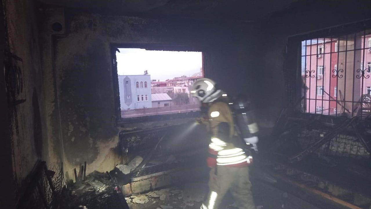 Payas'ta apartman dairesi yandı; ev kullanılamaz hale geldi