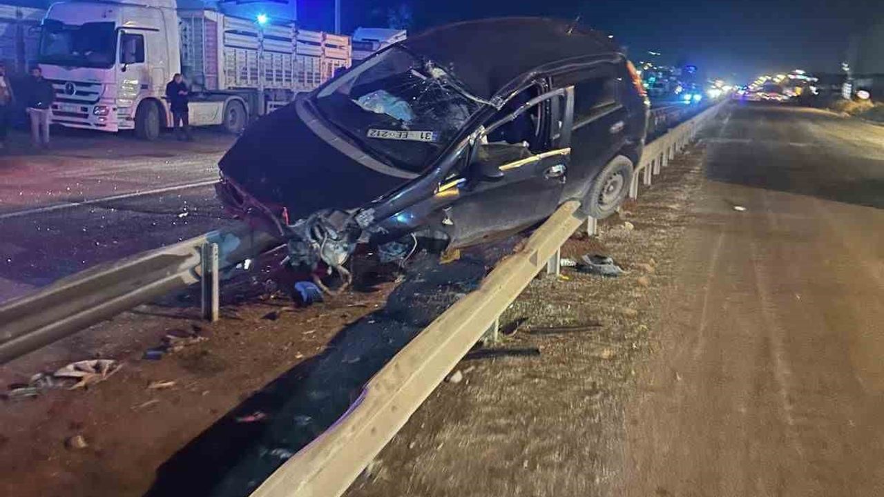 Payas'ta D817 Karayolu'nda Refüje Çıkan Otomobilin Sürücüsü Yaralandı