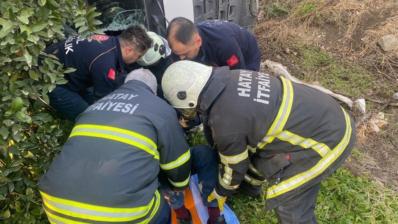 Payas'ta hafriyat kamyonu narenciye bahçesine devrildi; sürücü yaralandı