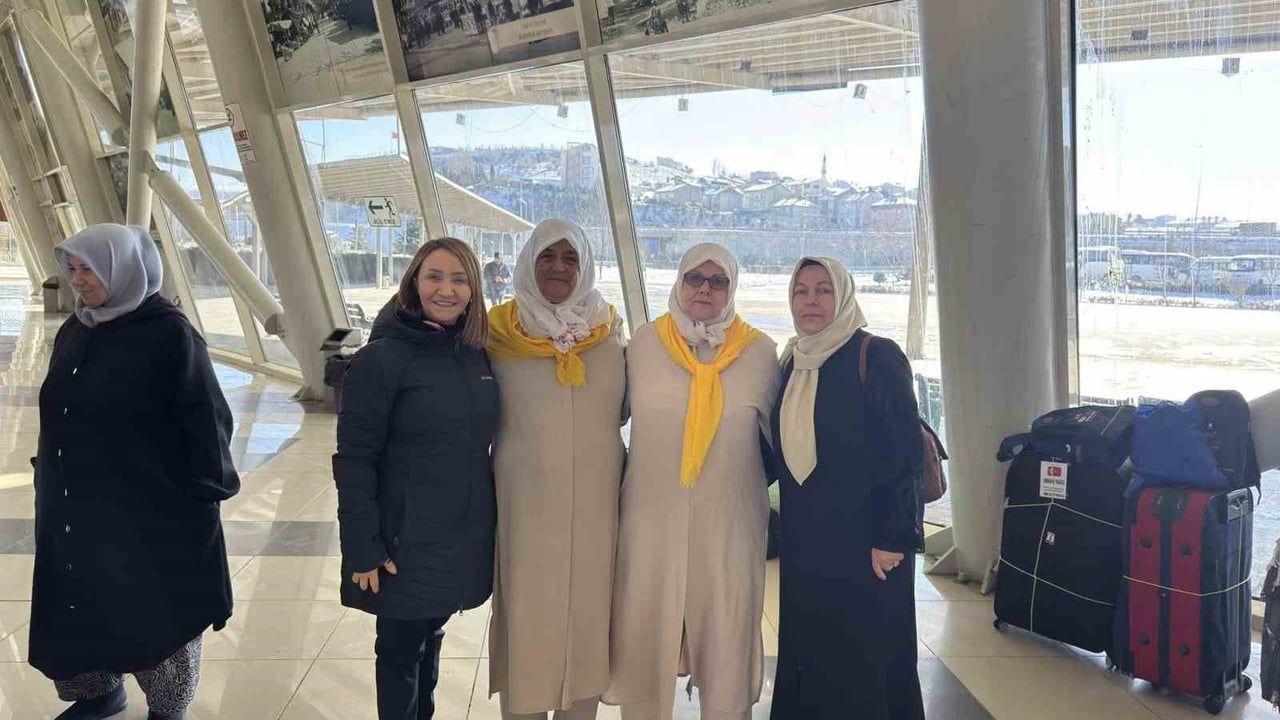Pazaryeri Belediye Başkanı Zekiye Tekin, umre yolcularını dualarla uğurladı