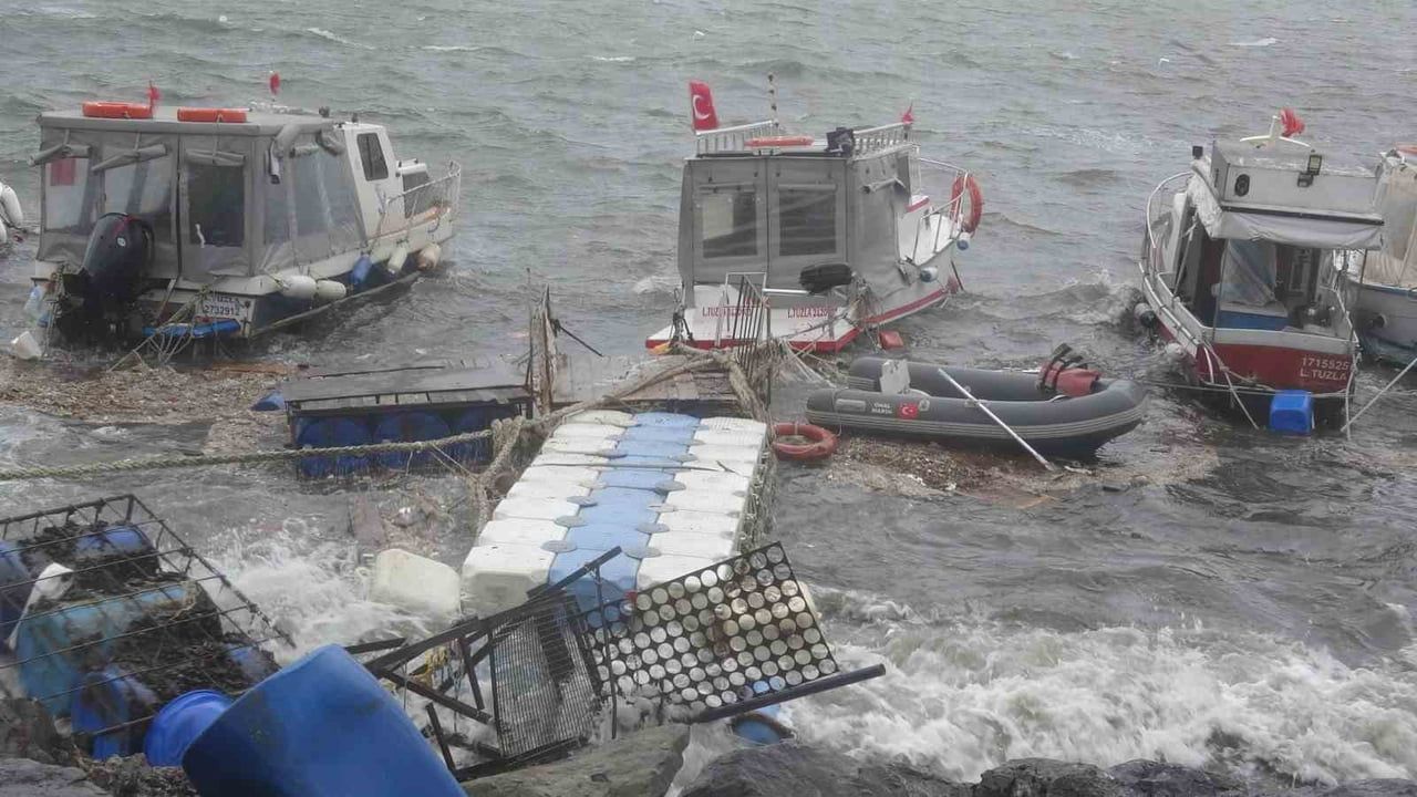 Pendik Amatör Denizciler Barınağı'nda fırtına riski: Tekne sahibi yaklaşık 3 saat mahsur kaldı