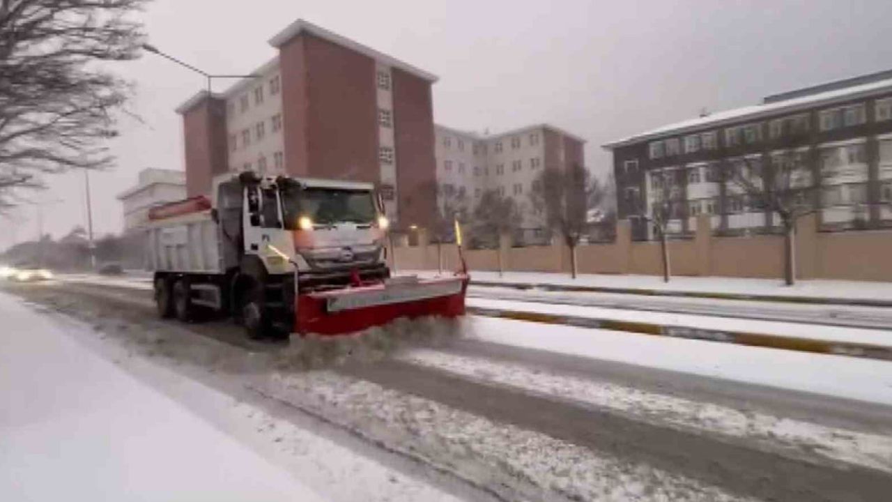 Pendik Belediyesi karla mücadelede aralıksız çalışıyor