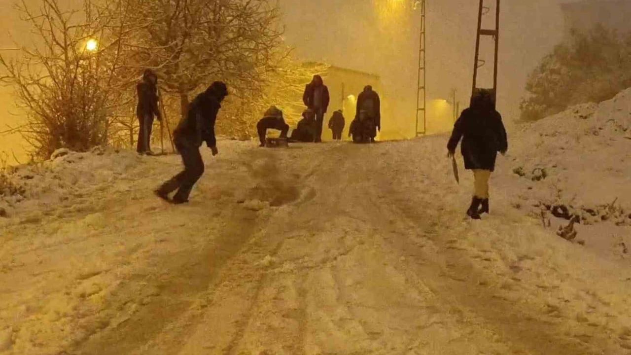 Pendik Ertuğrul Gazi Mahallesi'nde kar sonrası sokaklar çocukların oyun alanına döndü