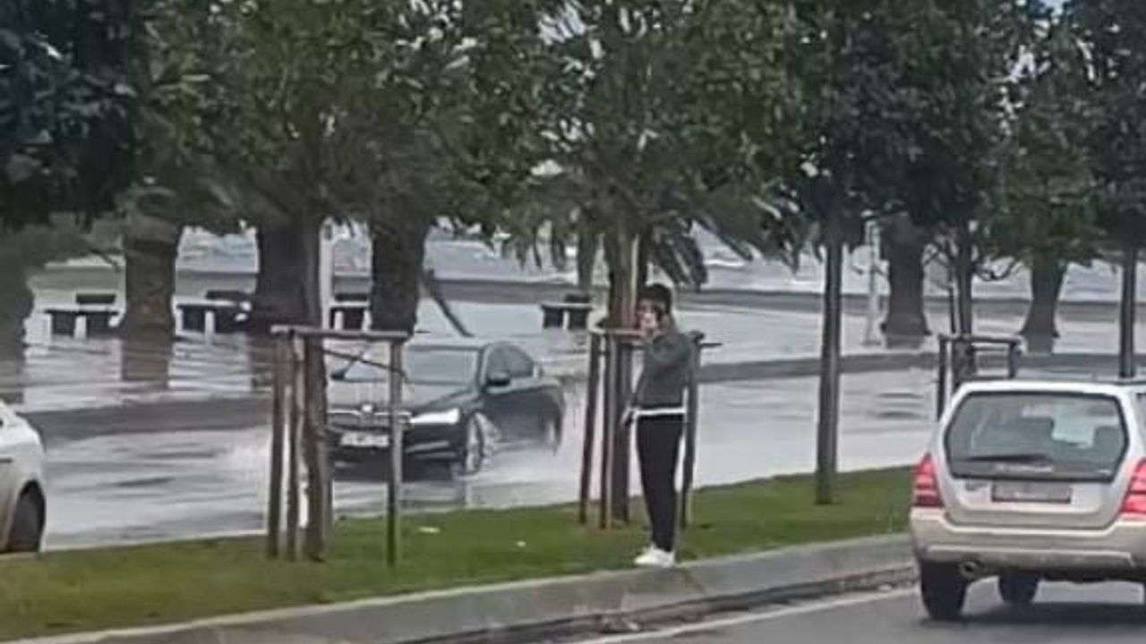 Pendik Sahili’nde fırtına deniz suyunun sahil yoluna taşmasına neden oldu