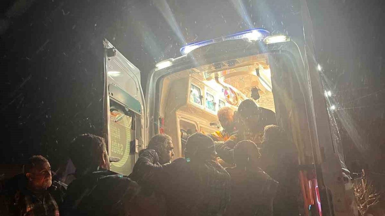 Pertek'te karla kapanan yolda sağlık ekipleri hastaya ulaşmak için seferber oldu