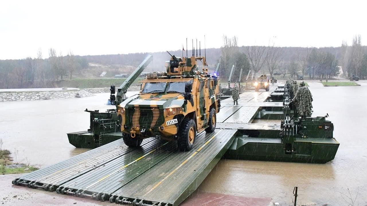 Pınarhisar'da 66'ncı Mekanize Piyade Tugayı durgun sulardan geçiş eğitimi