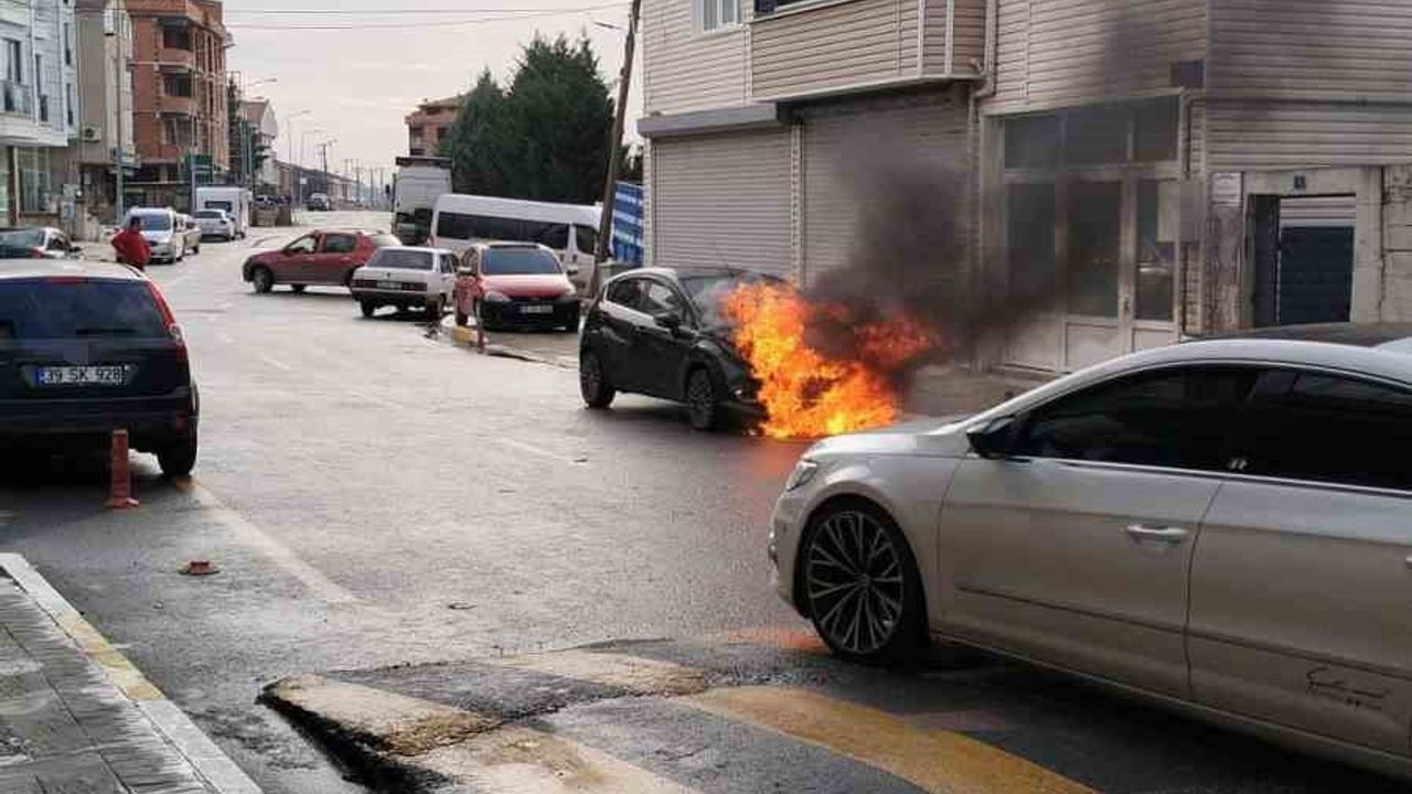 Pınarhisar'da Park Halindeki Otomobilin Motorunda Yangın: Araç Kullanılamaz Hale Geldi