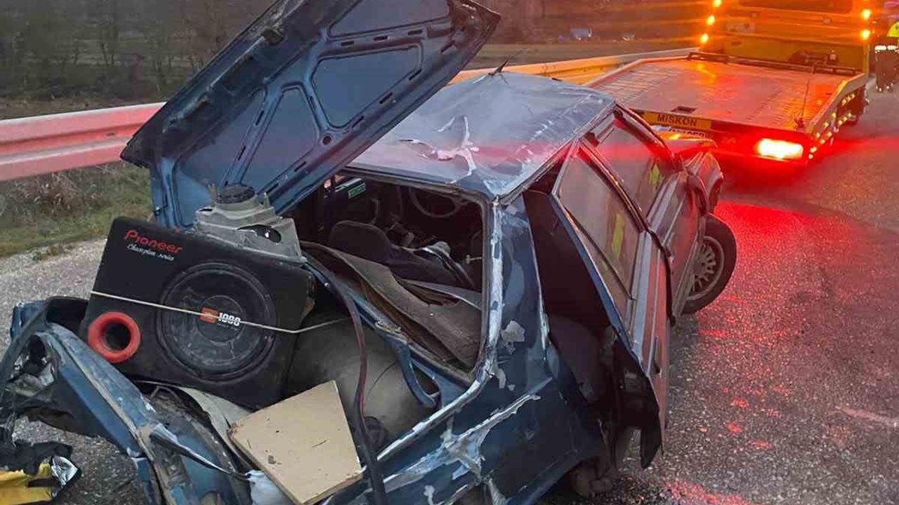 Pınarhisar'da Poyrazı Köprüsü'nde otomobil bariyerlere çarpıp takla attı — 3 yaralı