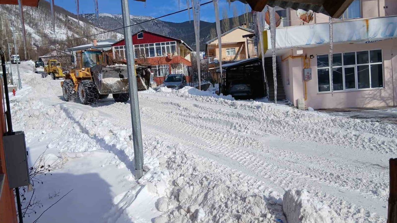 Posof’ta karla mücadele başladı: Belediye ve Karayolları yolları açıyor