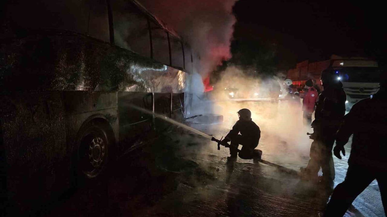 Pozantı'da 39 yolcusuyla otobüs motor yangını sonucu kullanılamaz hale geldi