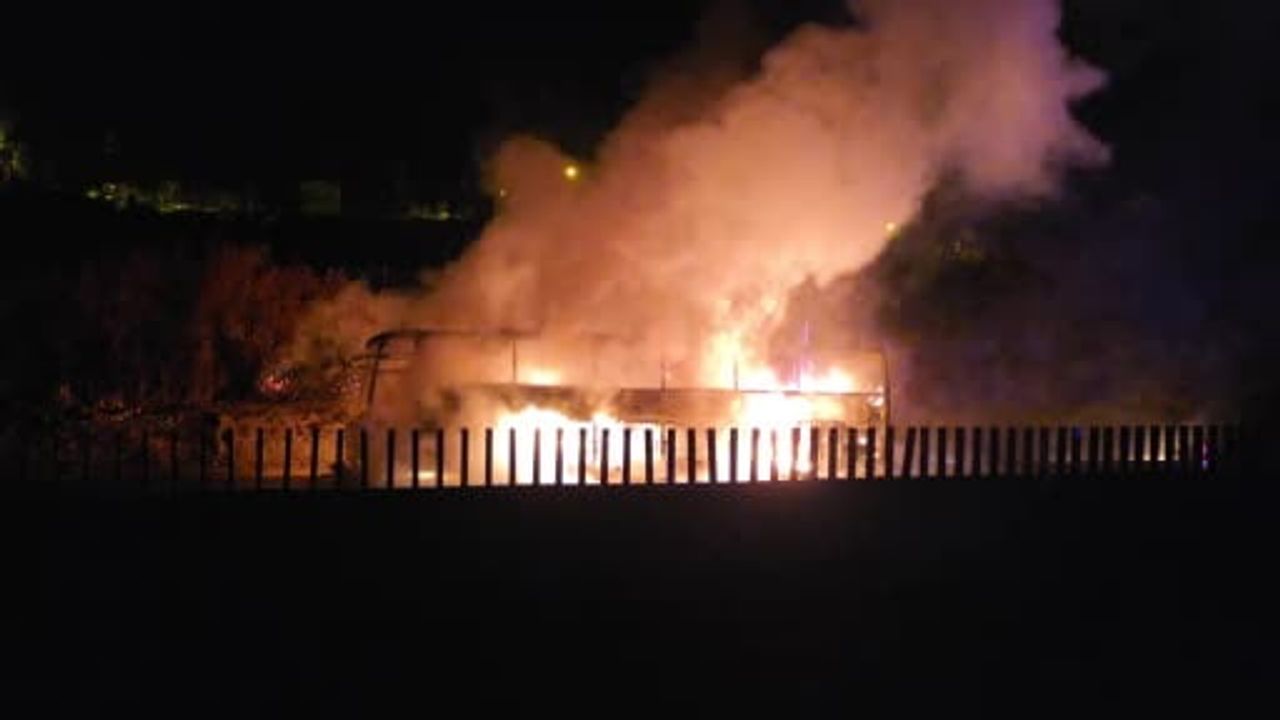 Pozantı'da Otobüs Motorunda Çıkan Yangın: 39 Yolcu Tahliye Edildi, Araç Kullanılamaz Hale Geldi