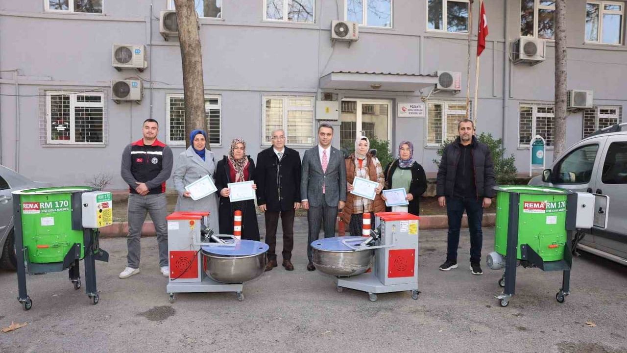 Pozantı’da üreticilere ekipman desteği: 4 çiftçiye ceviz soyma ve hamur yoğurma makineleri verildi