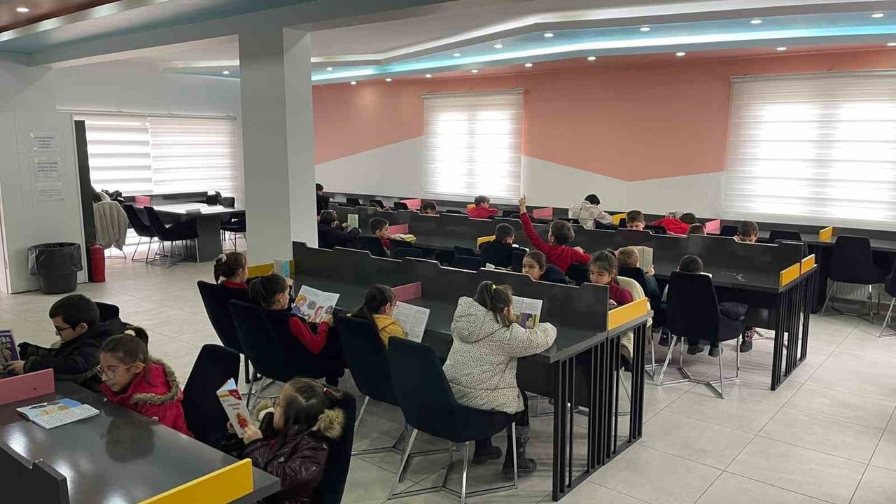 Pursaklar Belediyesi Yunus Emre Millet Kıraathanesi'nde Ayyıldız İlkokulu Öğrencilerine Kitap Okuma Etkinliği